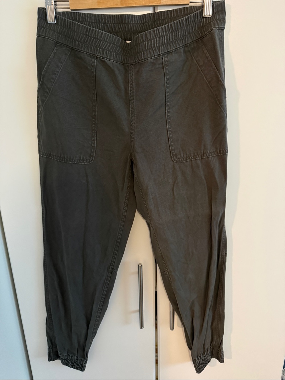 Community (Aritzia) Casual Elastic-Waist Joggers in Charcoal